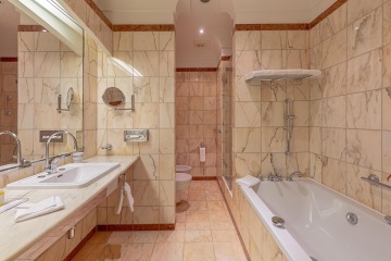 Mramorová koupelna s vanou v apartmá Premier Suite Grandhotelu Pupp