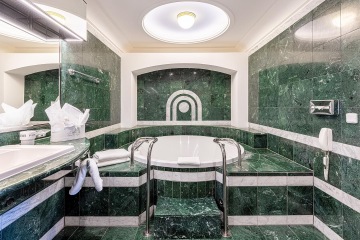 Marmorbad mit Whirlpool in der Presidential Suite des Grandhotel Pupp