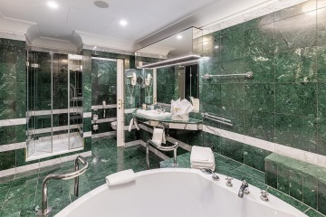 Marmorbad mit Whirlpool in der Presidential Suite des Grandhotel Pupp