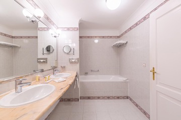 Bathroom with bathtub in the Superior Room front view of the Grandhotel Pupp