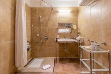 Barrier-free bathroom in the Comfort Room front view of the Grandhotel Pupp