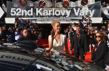 Uma Thurman in fornt of Hotel PUPP