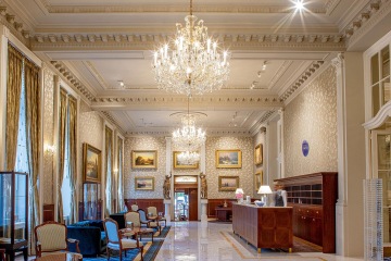 Naše pokoje si zaslouží být obsazené. Proto přijmeme člověka na rezervační oddělení a usměvavé recepční.