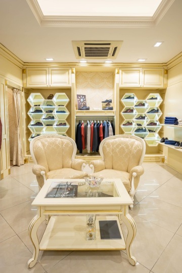 Křesílka v obchodě