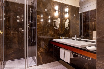 Bathroom with shower in the Premier Room of the Grandhotel Pupp