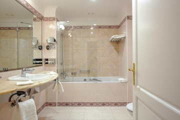 Bathroom with bathtub in the Premier Room of the Grandhotel Pupp